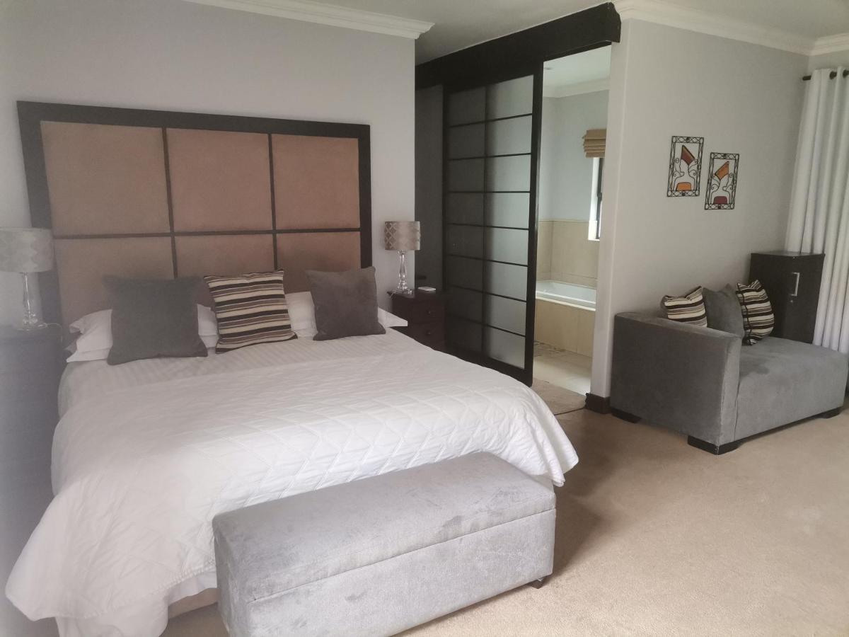 Rosebank Lodge Guesthouse By Claires Johannesburg Eksteriør billede