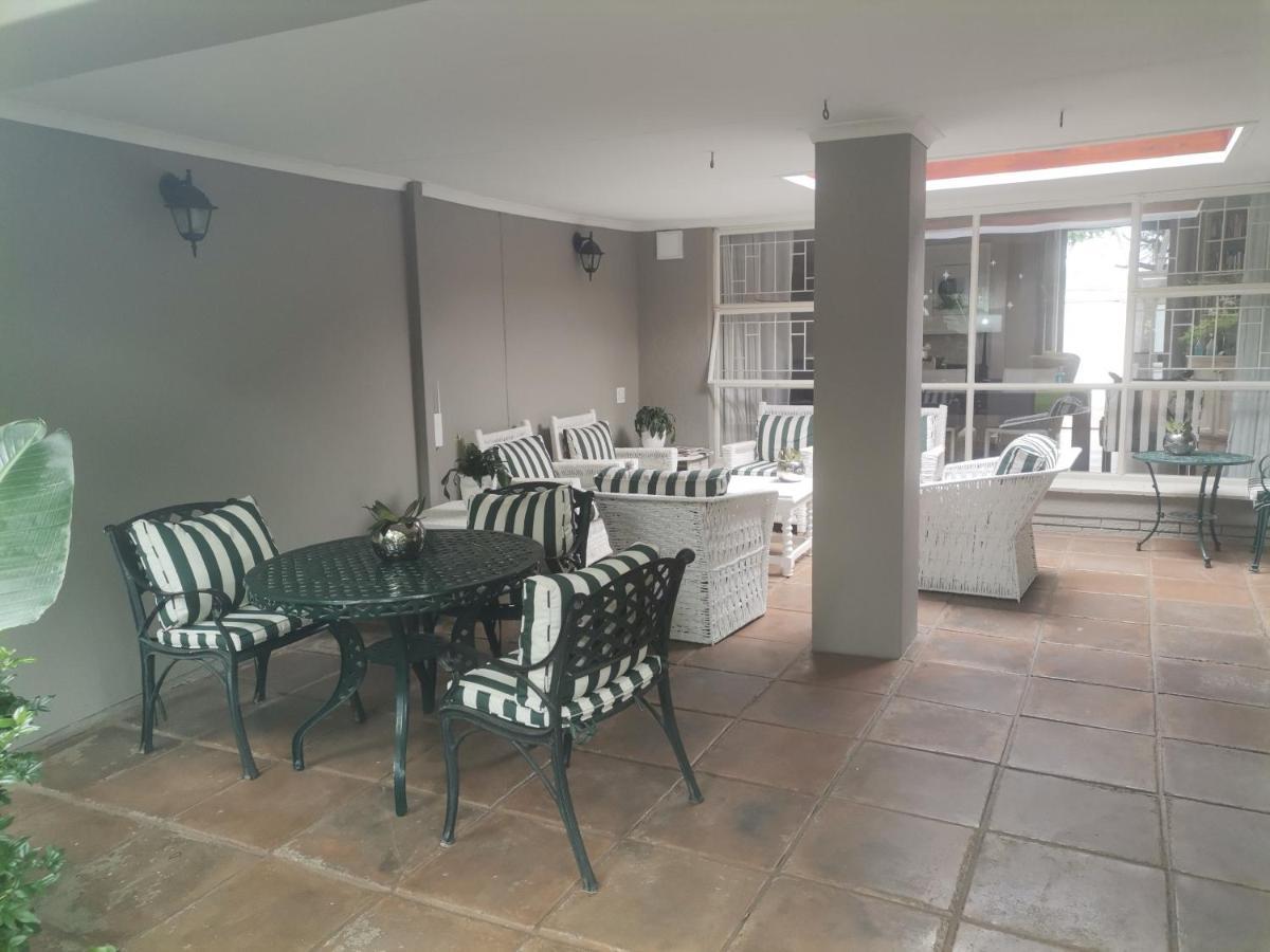 Rosebank Lodge Guesthouse By Claires Johannesburg Eksteriør billede