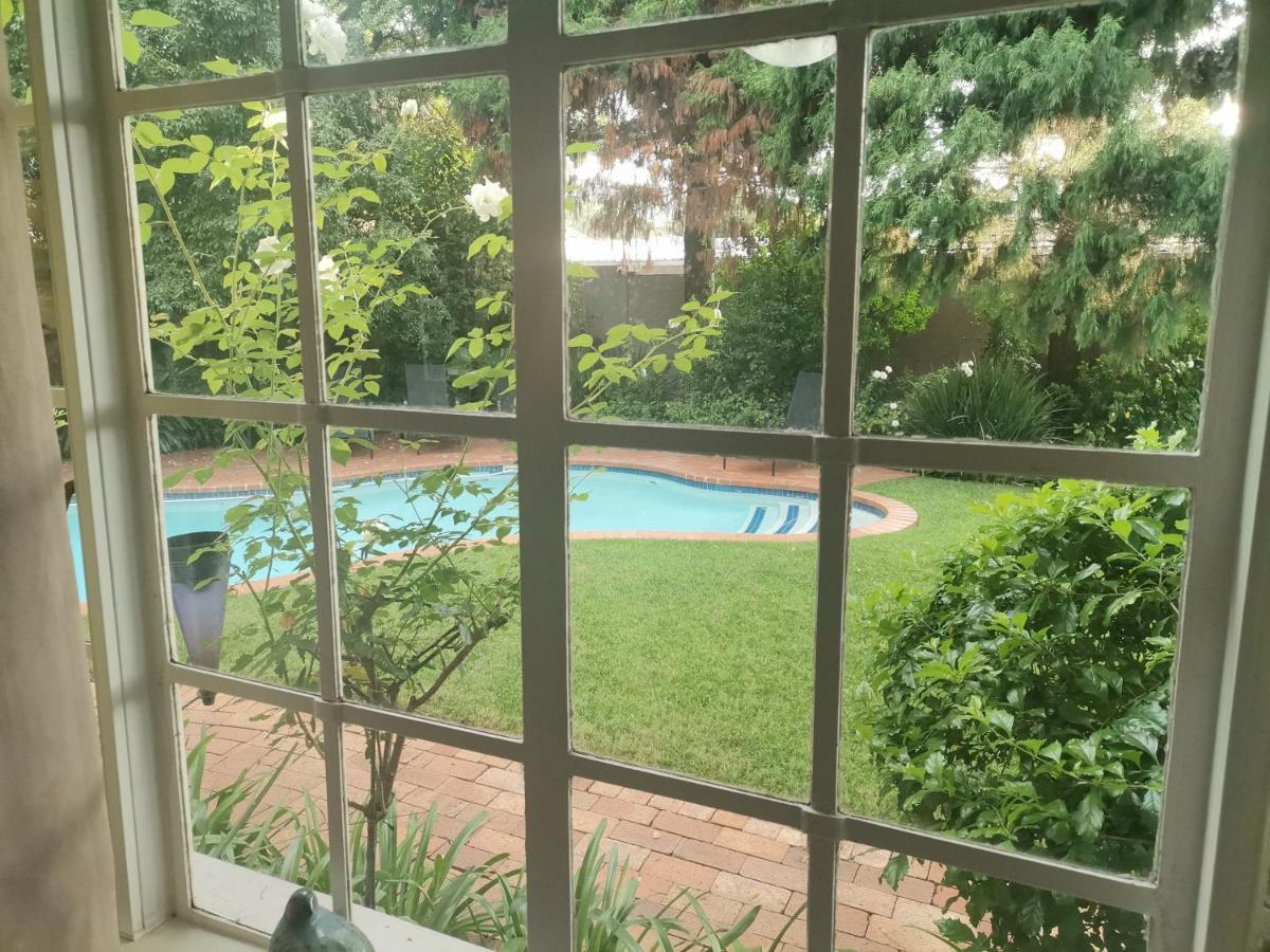 Rosebank Lodge Guesthouse By Claires Johannesburg Eksteriør billede