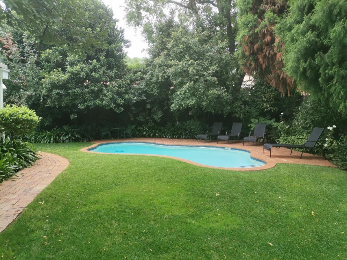 Rosebank Lodge Guesthouse By Claires Johannesburg Eksteriør billede