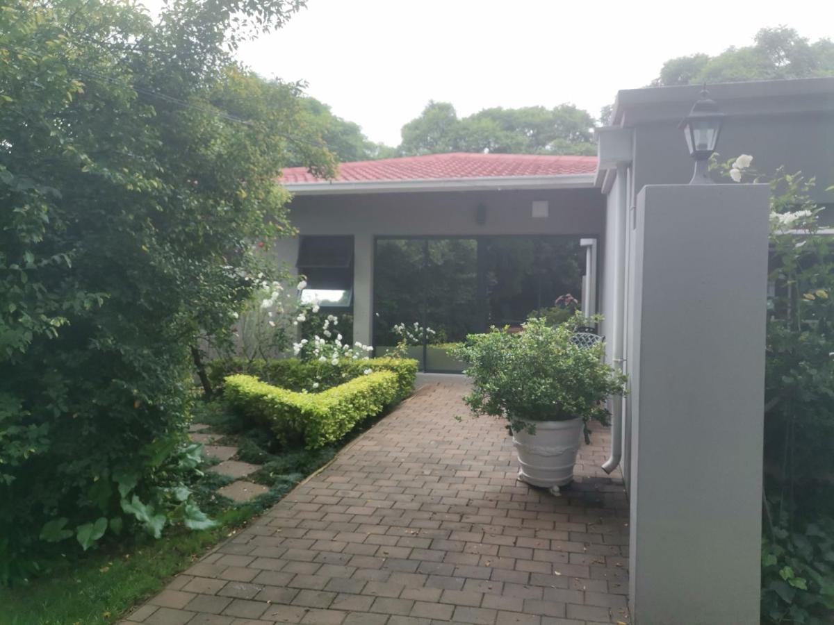 Rosebank Lodge Guesthouse By Claires Johannesburg Eksteriør billede