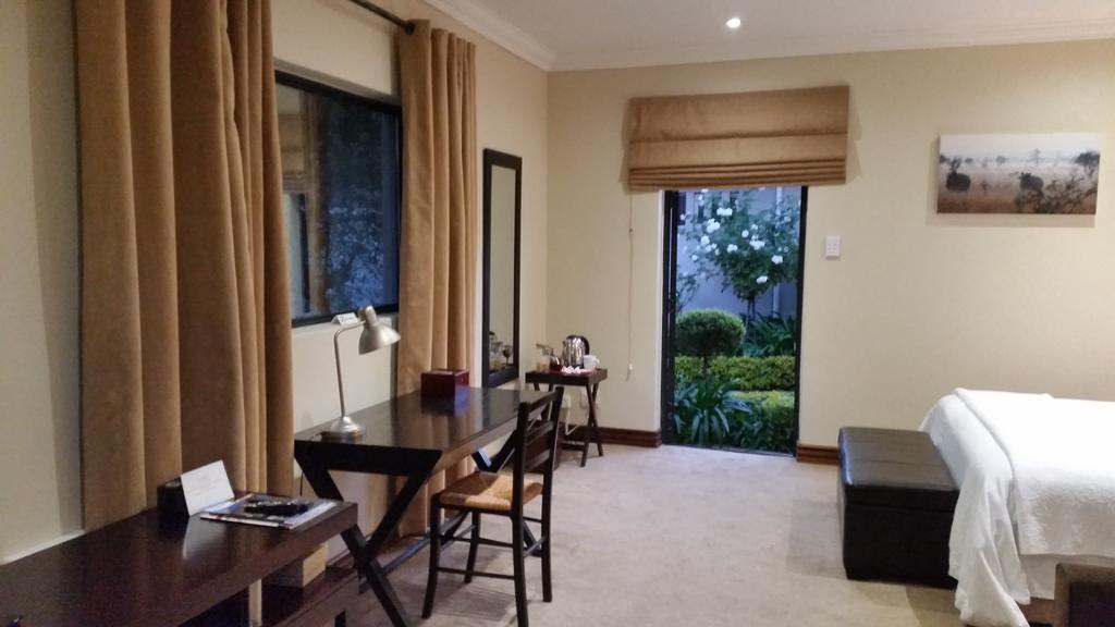 Rosebank Lodge Guesthouse By Claires Johannesburg Eksteriør billede
