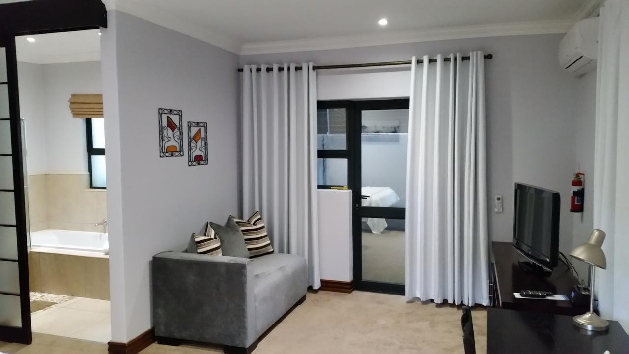 Rosebank Lodge Guesthouse By Claires Johannesburg Eksteriør billede