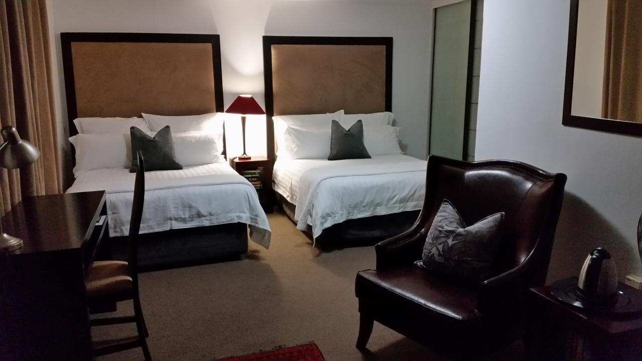 Rosebank Lodge Guesthouse By Claires Johannesburg Eksteriør billede